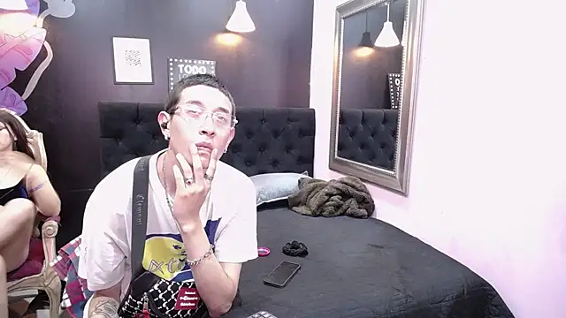 Snapshot of SimonAndJocelyn chatting on 09.18.25 SimonAndJocelyn online show from 09.18.25