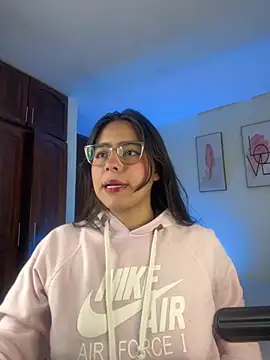 Snapshot of megan_cl chatting on 11.04.25 megan cl online show from 11.04.25