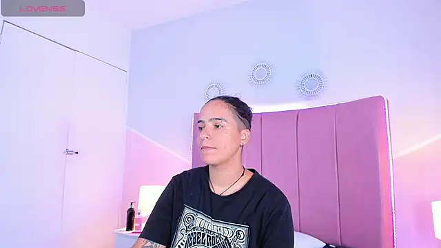 Liiam smith  online show from 10.10.25