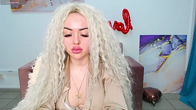 Snapshot of MissisCaty chatting on 02.18.25 MissisCaty online show from 02.18.25