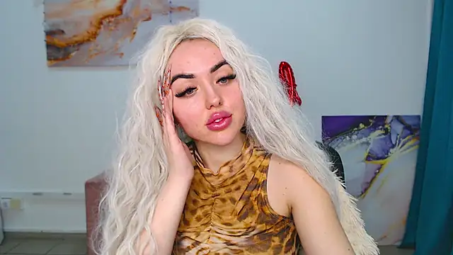 Snapshot of MissisCaty chatting on 03.17.25 MissisCaty online show from 03.17.25