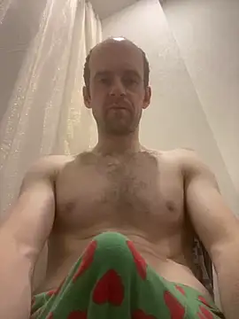 LynnAhNight online show from 10.10.25