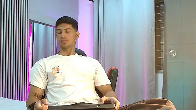 Snapshot of ANDRES_STUD chatting on 09.13.25 ANDRES STUD online show from 09.13.25