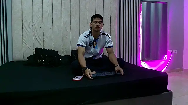 Snapshot of ANDRES_STUD chatting on 09.22.25 ANDRES STUD online show from 09.22.25