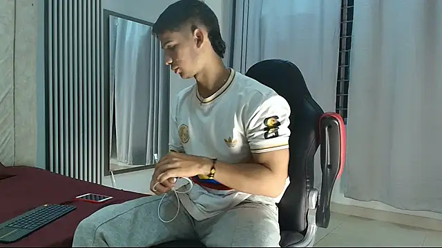 Snapshot of ANDRES_STUD chatting on 09.29.25 ANDRES STUD online show from 09.29.25