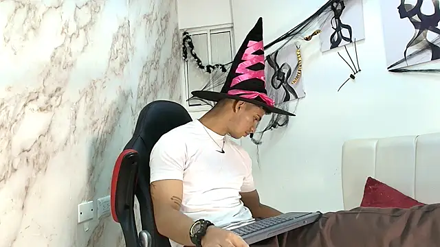 Snapshot of ANDRES_STUD chatting on 10.20.25 ANDRES STUD online show from 10.20.25