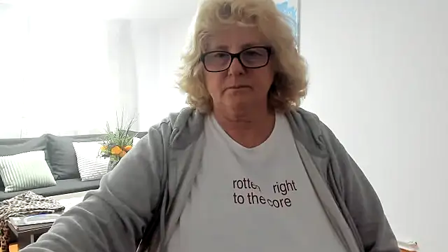 Snapshot of NoraJohnson6 chatting on 09.29.25 NoraJohnson6 online show from 09.29.25