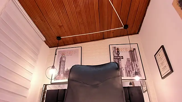 tylla  online show from 10.10.25