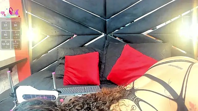 IVISBOUNCYASS online show from 11.04.25