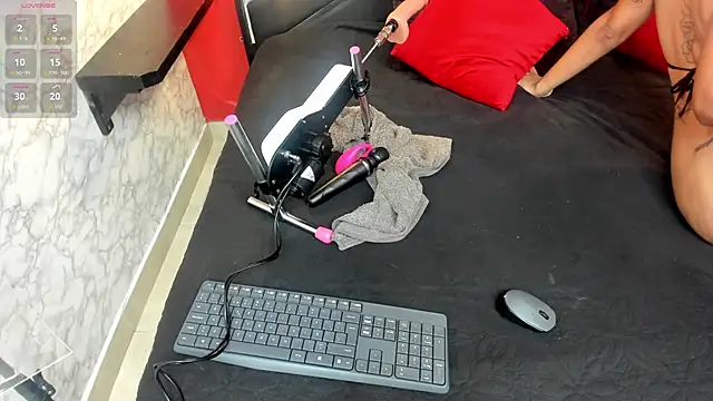 IVISBOUNCYASS online show from 11.28.25