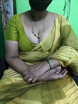 Snapshot of niiveditha chatting on 03.18.25 niiveditha online show from 03.18.25