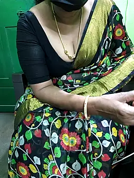 Snapshot of niiveditha chatting on 09.15.25 niiveditha online show from 09.15.25