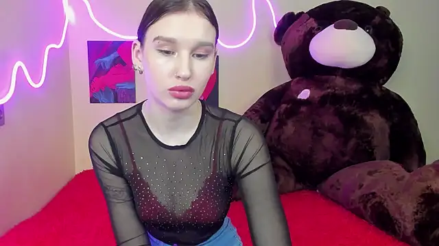 Snapshot of EvelinaLuu chatting on 02.12.25 EvelinaLuu online show from 02.12.25