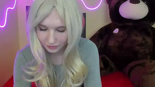 Snapshot of EvelinaLuu chatting on 02.21.25 EvelinaLuu online show from 02.21.25