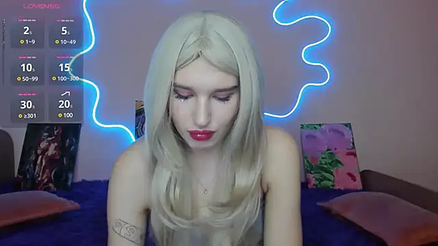 Snapshot of EvelinaLuu chatting on 03.04.25 EvelinaLuu online show from 03.04.25