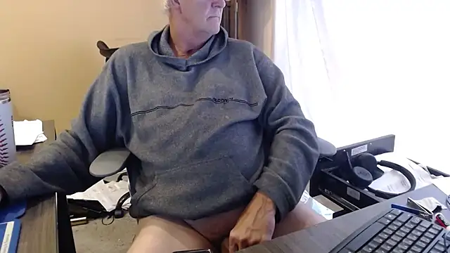 Snapshot of olderandwiser2 chatting on 09.09.25 olderandwiser2 online show from 09.09.25