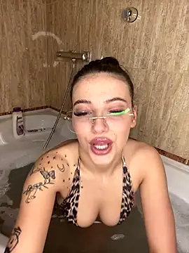 Snapshot of Foxy_Rosee chatting on 10.21.25 Foxy Rosee online show from 10.21.25