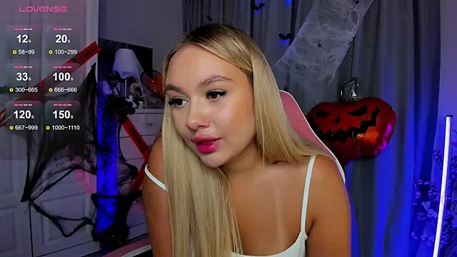 Snapshot of _Loneve__ chatting on 10.15.25  Loneve   online show from 10.15.25