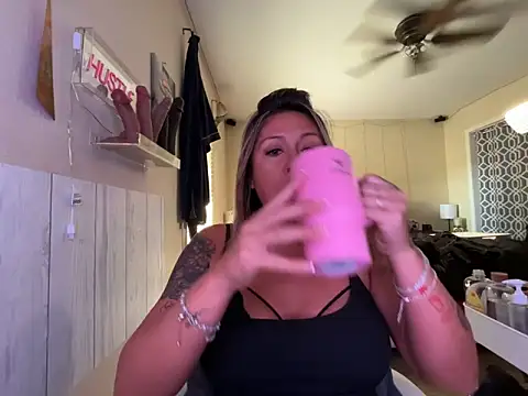 Snapshot of bossyroxy84 chatting on 10.01.25 bossyroxy84 online show from 10.01.25