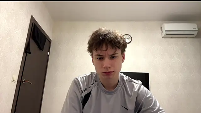 Snapshot of aronrodrigos chatting on 02.12.25 aronrodrigos online show from 02.12.25