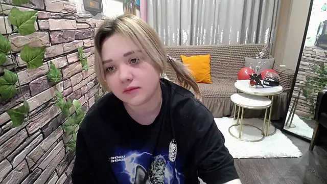 Snapshot of Finna_39 chatting on 02.14.25 Finna 39 online show from 02.14.25