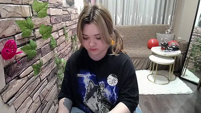 Snapshot of Finna_39 chatting on 02.14.25 Finna 39 online show from 02.14.25