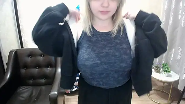 Snapshot of Finna_39 chatting on 10.18.25 Finna 39 online show from 10.18.25