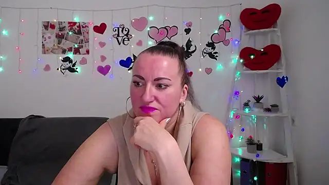 Snapshot of DianaMGG chatting on 03.06.25 DianaMGG online show from 03.06.25