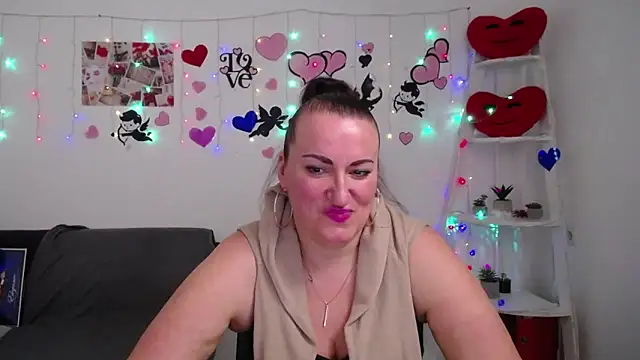 Snapshot of DianaMGG chatting on 03.06.25 DianaMGG online show from 03.06.25