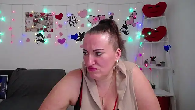 Snapshot of DianaMGG chatting on 03.06.25 DianaMGG online show from 03.06.25