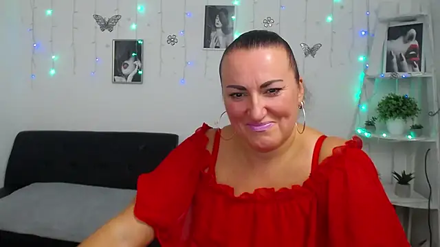 Snapshot of DianaMGG chatting on 10.01.25 DianaMGG online show from 10.01.25