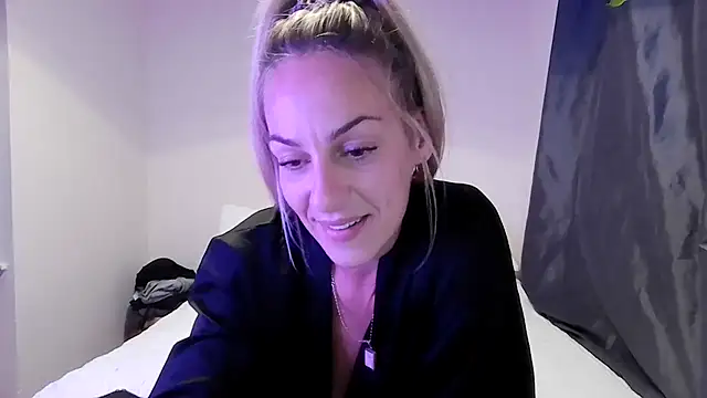 Snapshot of Edenfox- chatting on 09.19.25 Edenfox- online show from 09.19.25