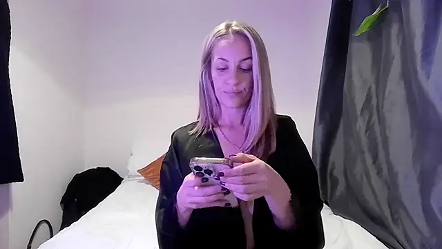 Snapshot of Edenfox- chatting on 09.21.25 Edenfox- online show from 09.21.25