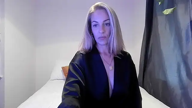 Snapshot of Edenfox- chatting on 09.28.25 Edenfox- online show from 09.28.25