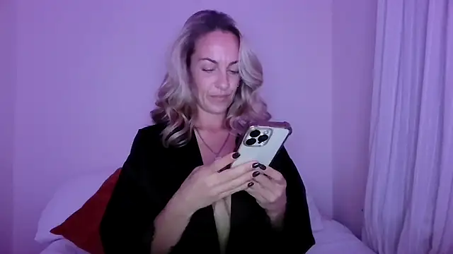 Snapshot of Edenfox- chatting on 10.10.25 Edenfox- online show from 10.10.25