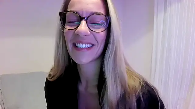 Snapshot of Edenfox- chatting on 10.24.25 Edenfox- online show from 10.24.25