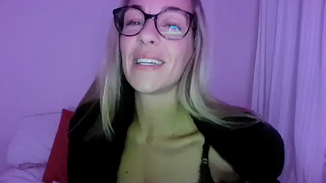 Snapshot of Edenfox- chatting on 10.25.25 Edenfox- online show from 10.25.25