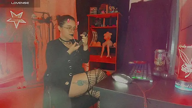 Snapshot of OnyxDiosaGotica chatting on 10.12.25 OnyxDiosaGotica online show from 10.12.25
