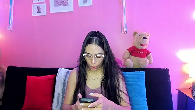 Snapshot of TANIA_06 chatting on 10.19.25 TANIA 06 online show from 10.19.25