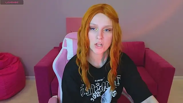 Snapshot of KristinMoore chatting on 03.22.25 KristinMoore online show from 03.22.25