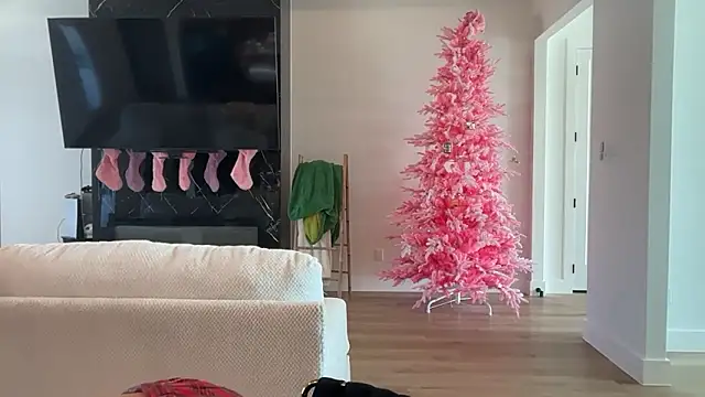 Snapshot of caylawatsun chatting on 11.24.25 caylawatsun online show from 11.24.25