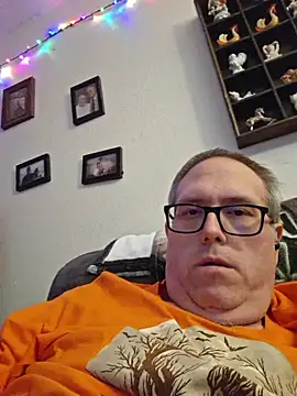 Snapshot of Smallone327 chatting on 10.04.25 Smallone327 online show from 10.04.25