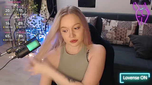 Snapshot of lissallor_ chatting on 10.18.25 lissallor online show from 10.18.25