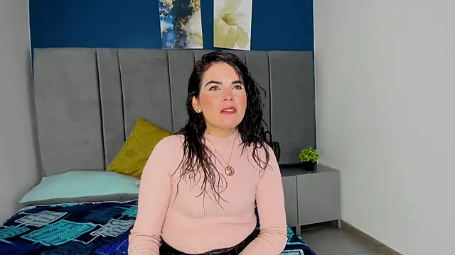 Snapshot of laura_hotties chatting on 09.30.25 laura hotties online show from 09.30.25