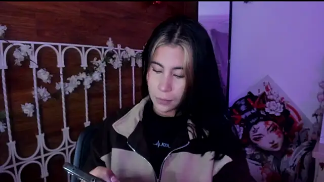 Snapshot of Minami_Nakamura chatting on 11.12.25 Minami Nakamura online show from 11.12.25