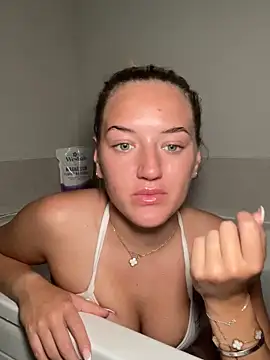 Snapshot of MissMaisiex chatting on 10.04.25 MissMaisiex online show from 10.04.25