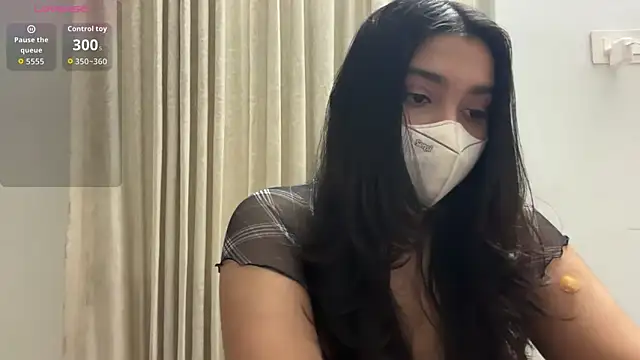 Snapshot of oviyakalra chatting on 09.25.25 oviyakalra online show from 09.25.25