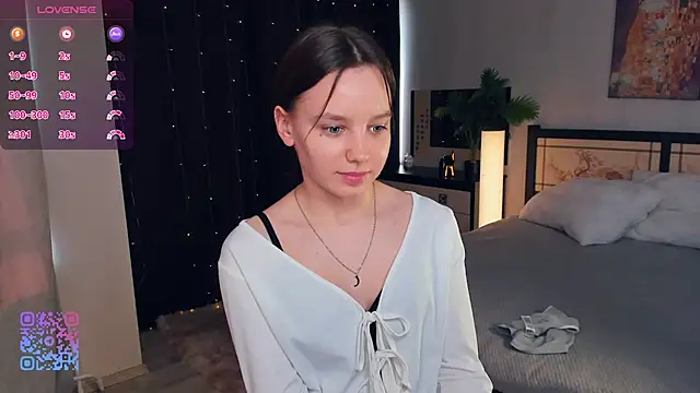 Snapshot of EdinaCordner chatting on 03.08.25 EdinaCordner online show from 03.08.25