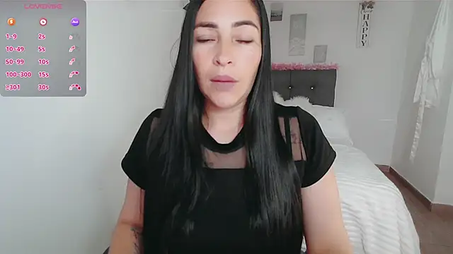 Snapshot of luna_lgomez_ chatting on 10.07.25 luna lgomez online show from 10.07.25