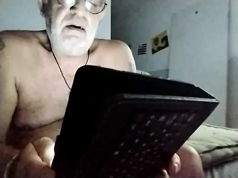 Snapshot of coolbrady17 chatting on 03.16.25 coolbrady17 online show from 03.16.25